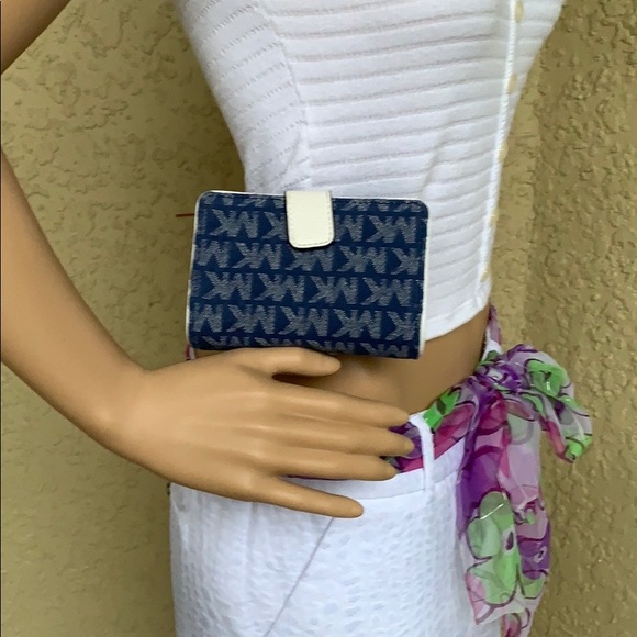 MICHAEL KORS JET SET TRAVEL MD BFLD ZIP CN - Picture 5 of 16